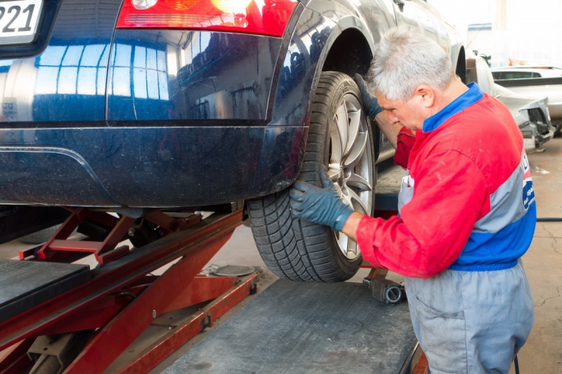 boutique-ST LAURENT DU VAR-min_auto_repair_repair_lift_auto_mechanic_work_clothes_master_professional_man_of_the_fold-685629